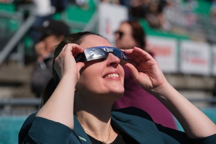 Professeure Myriam Lemelin regarde le ciel