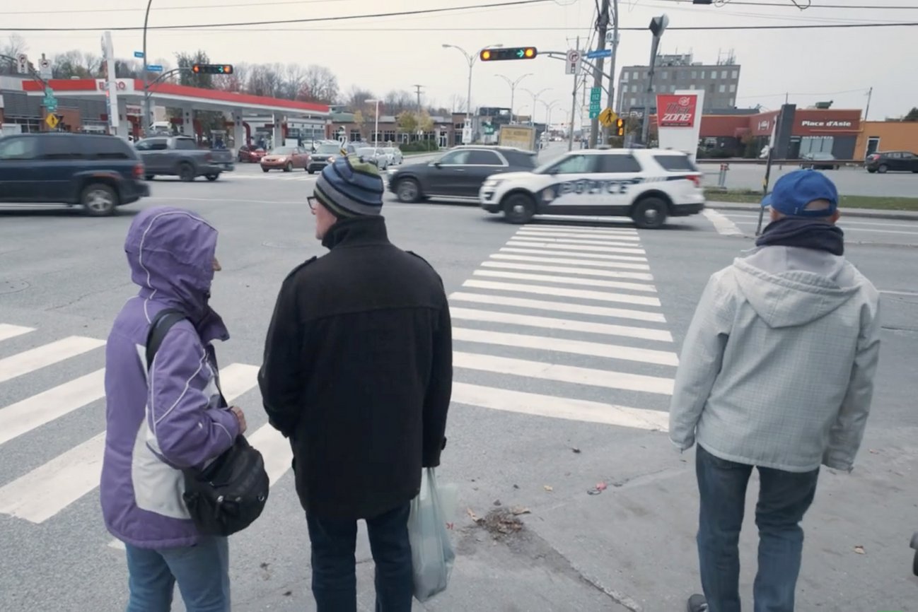 Deux aînés traversant une intersection