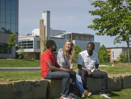 Groupe d'étudiants qui discutent à l'extérieur