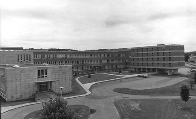 Photo d'époque de la Faculté des lettres et sciences humaines de l'Université de Sherbrooke