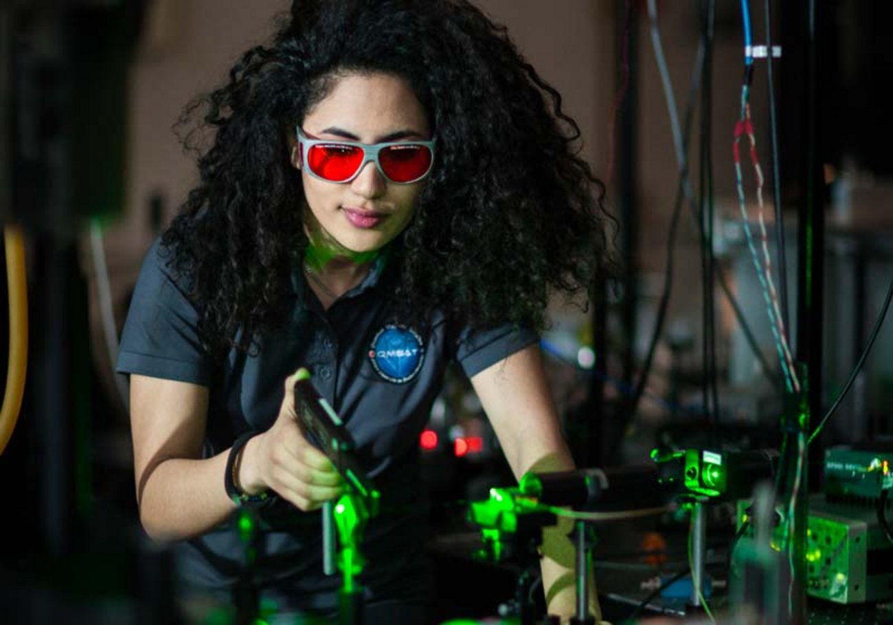 Femme avec lunettes de protection manipule appareils technologiques