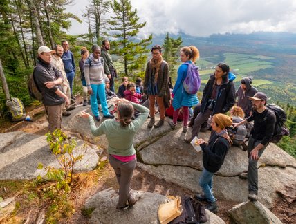 Groupe d'étudiants en environnement lors d'une sortie en montagne.
