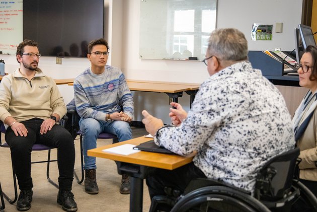 Patient partenaire discutant avec un groupe d’étudiants en médecine