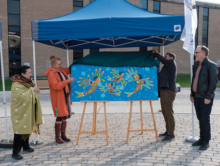Le dévoilement de l'œuvre réalisée par l'artiste visuelle, conteuse et poétesse abénakise Christine Sioui-Wawanoloath (à gauche) a été effectué par la doyenne de la Faculté d'éducation, Pre Anne Lessard, en compagnie de son prédécesseur Serge Striganuk et du Pr Martin Lépine, vice-doyen à la formation et à la culture. M. Striganuk est à l'origine du projet d'acquisition de l'œuvre, qui orne désormais le hall du pavillon A2.