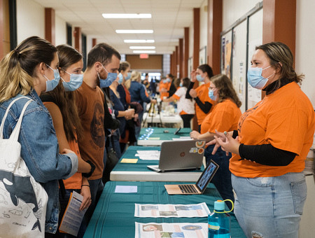 Les étudiantes et les étudiants du cours Perspectives autochtones en éducation ont impressionné le public par la qualité de leurs démarches et de leur engagement face aux réalités autochtones en milieu scolaire.