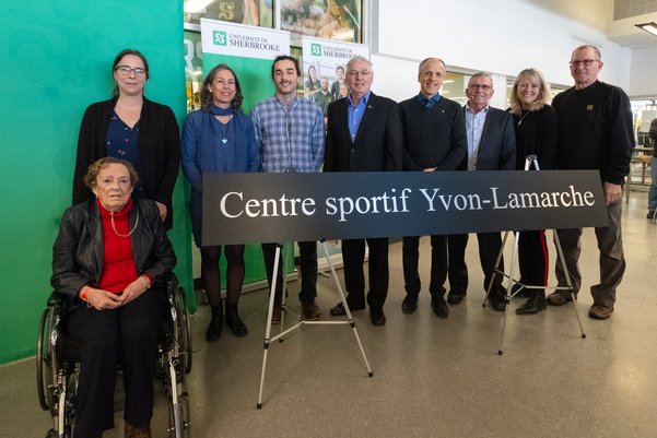 Membres de la direction universitaire et famille d'Yvon-Lamarche.